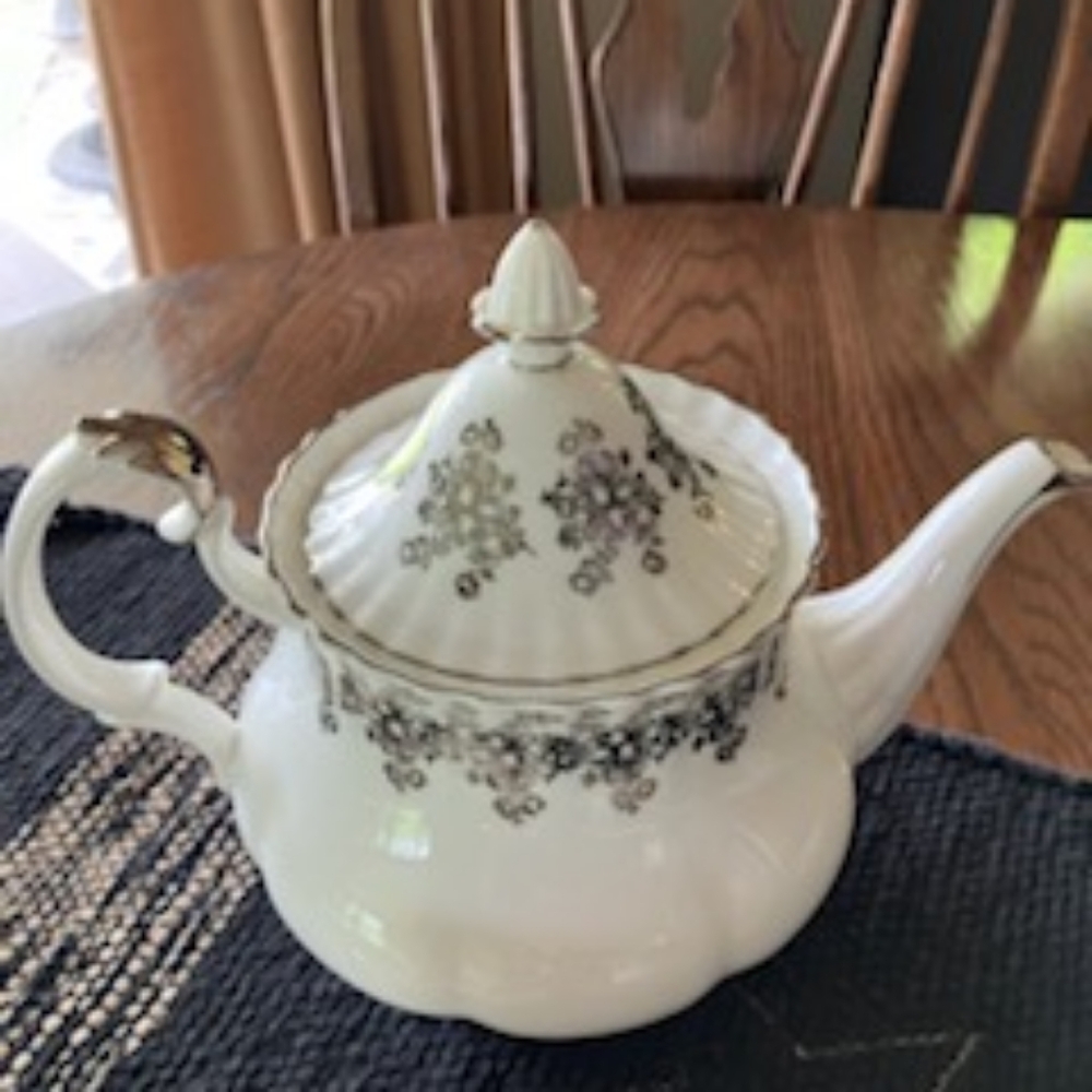 25th Anniversary Royal Albert China set - Picture 2 of 6